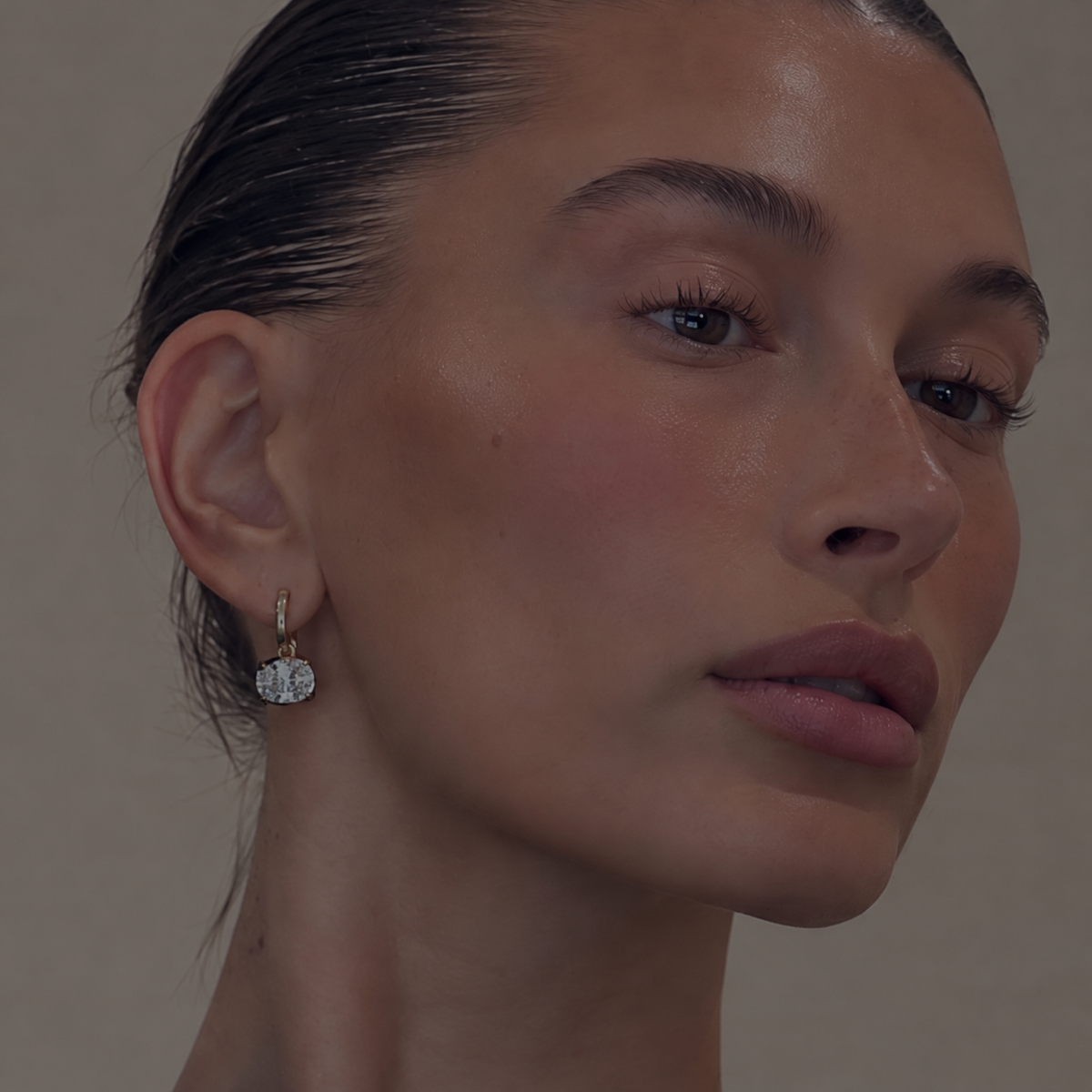 Detail náušnice Hailey Hoops s moissanitem na uchu