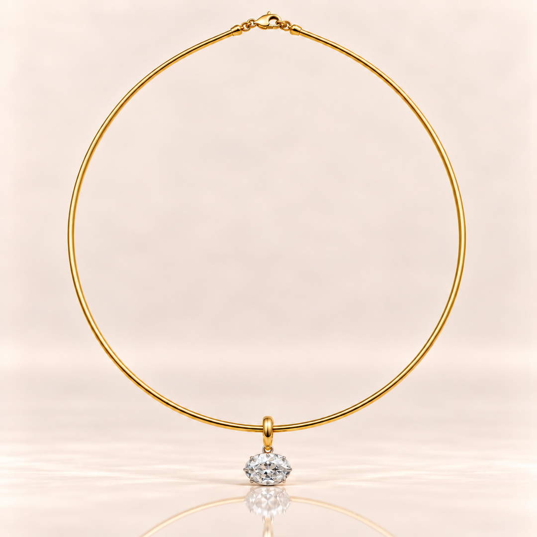 Aurea Collar – moissanit 3 ct, čelní pohled na béžovém pozadí s odrazem