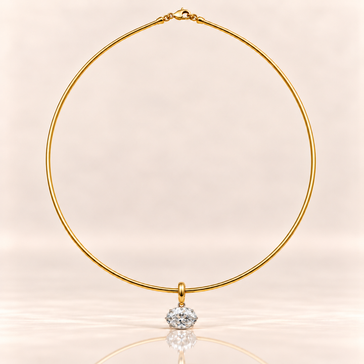 Aurea Collar – moissanit 3 ct, čelní pohled na béžovém pozadí s odrazem