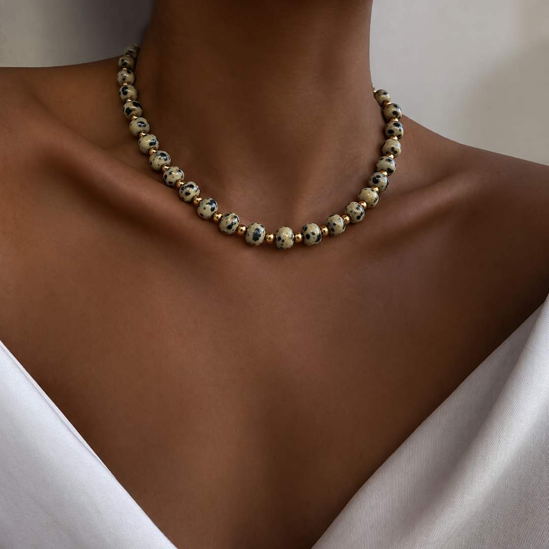 Dune Necklace na modelce – jaspis s černou kresbou a gold filled detaily