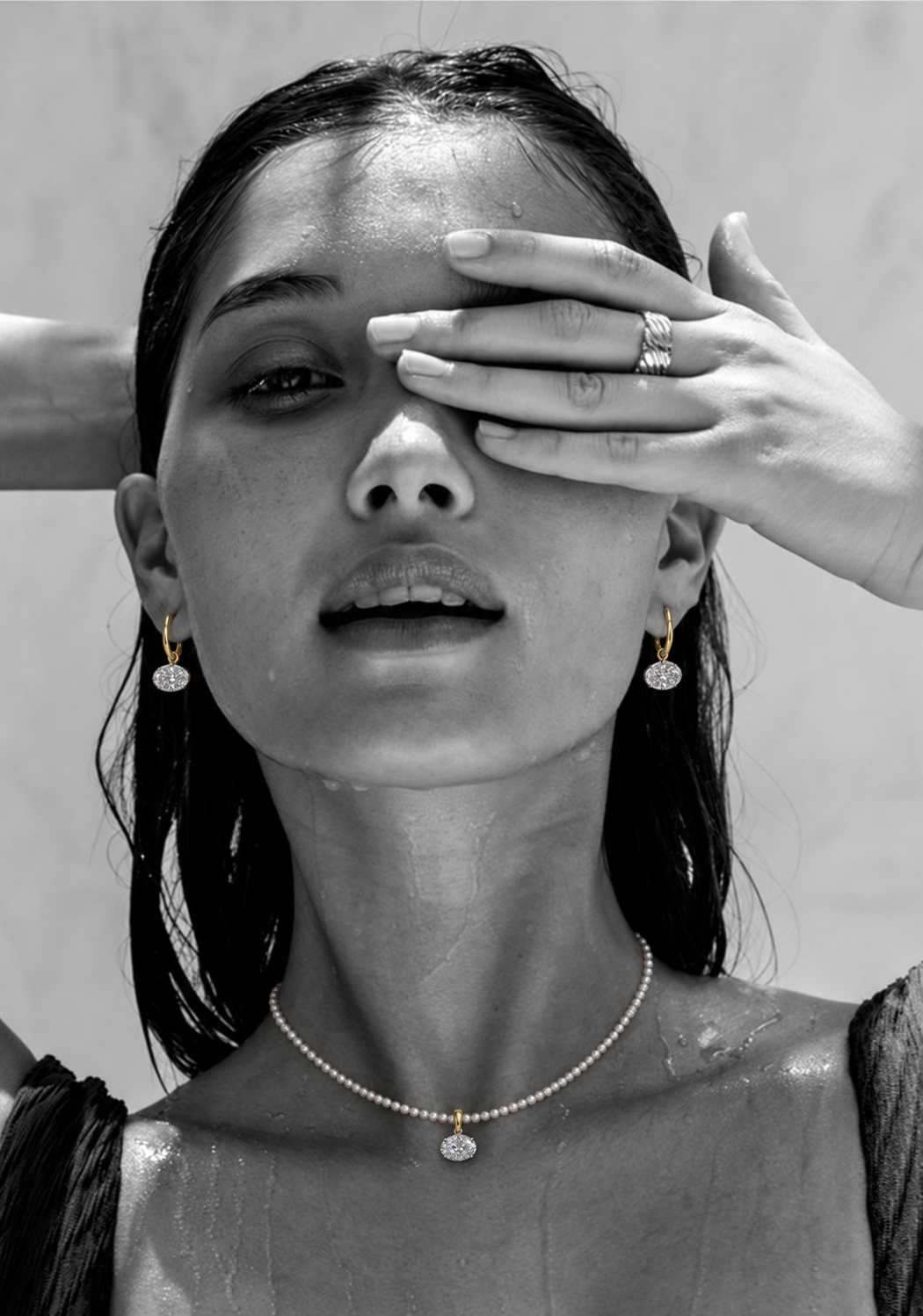 Elara Pearl Necklace s oválným moissanitem a náušnice Hailey Hoops na modelce