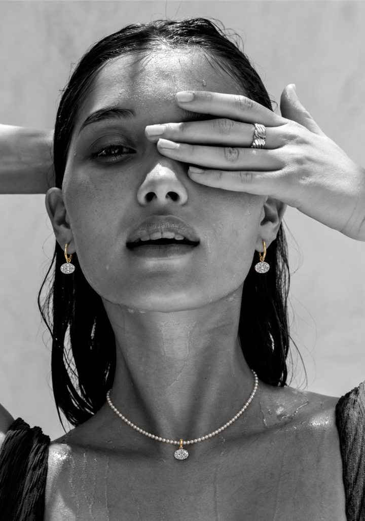 Elara Pearl Necklace s oválným moissanitem a náušnice Hailey Hoops na modelce