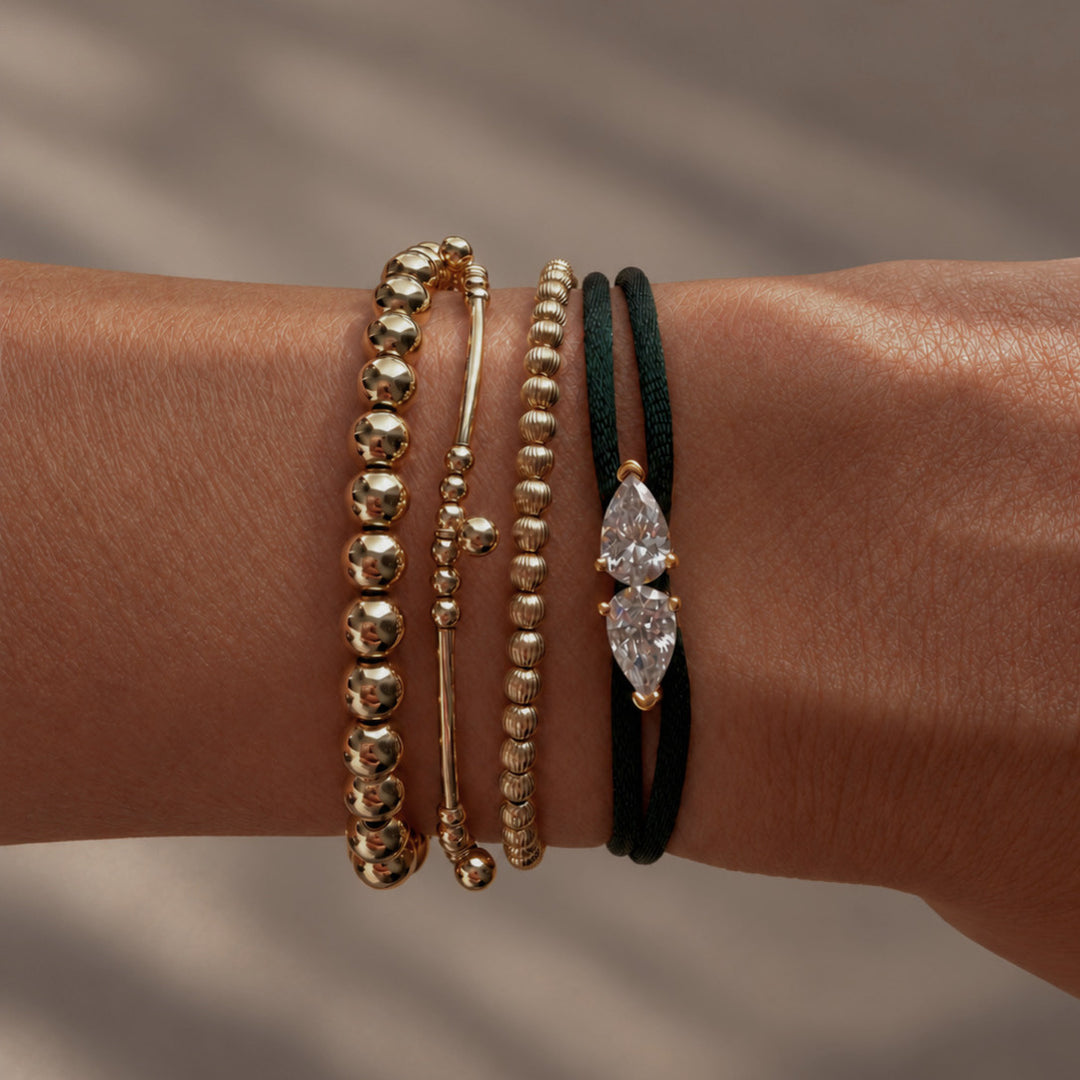 Satin Tears Bracelet na ruce v kombinaci s dalšími náramky MJewels