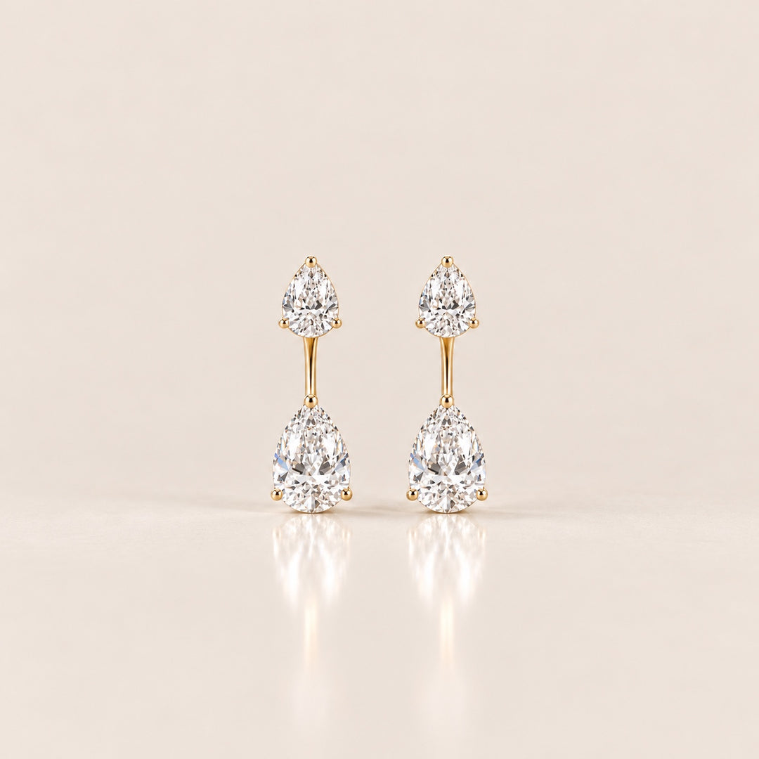 Pear Duo Earrings – zlaté náušnice s moissanitovými kapkami, přední pohled