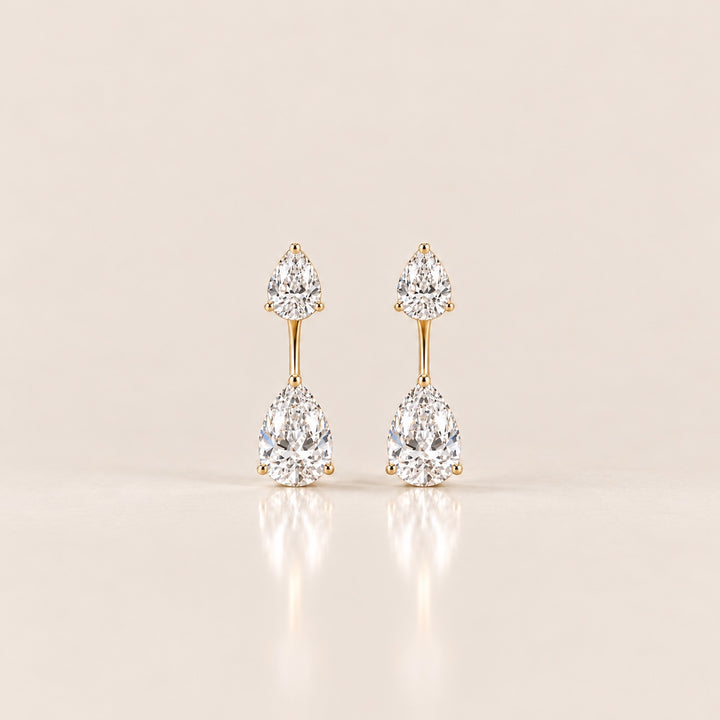 Pear Duo Earrings – zlaté náušnice s moissanitovými kapkami, přední pohled