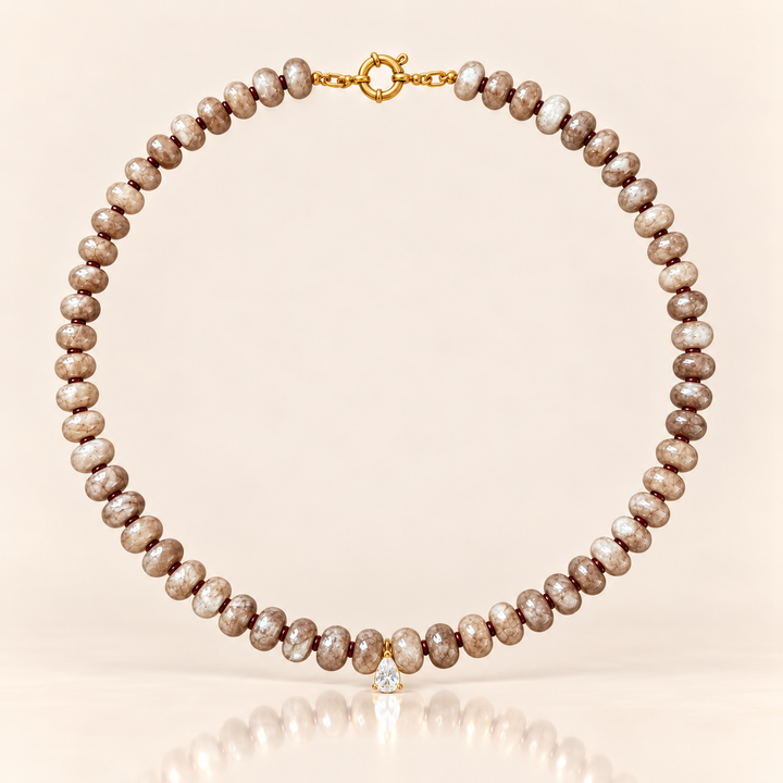 Sienna Drop Necklace – hnědý jaspis a CZ kapka, produktová fotografie